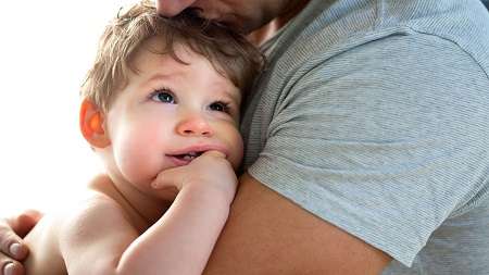 علل آبریزش دهان نوزاد چیست و چه زمانی نگران کننده است؟