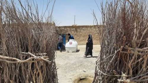 توزیع مخازن هزار لیتری آب در روستای کندوکه بخش هیرمند سیستان و بلوچستان