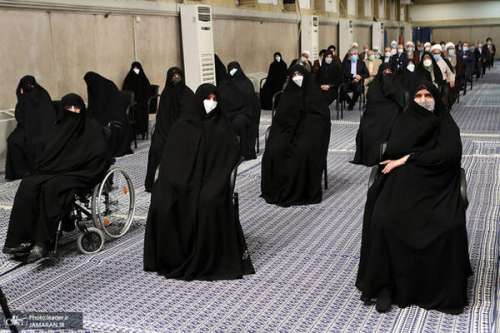 عکسی از دختران امام راحل در مراسم تنفیذ رئیسی