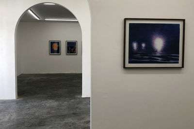 روایت شهرزاد جهان از نمایشگاه «نورهای شکفته» در گالری اُ | مرز باریک شادی و مصیبت
