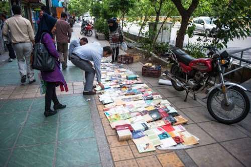 ۸ کتابفروش در میدان انقلاب تهران دستگیر شدند