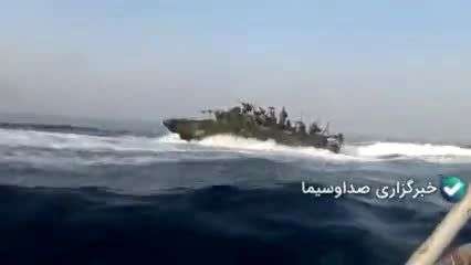 تعقب و گریز قایق‌های تندرو آمریکایی توسط نیروی دریایی سپاه پاسداران + فیلم