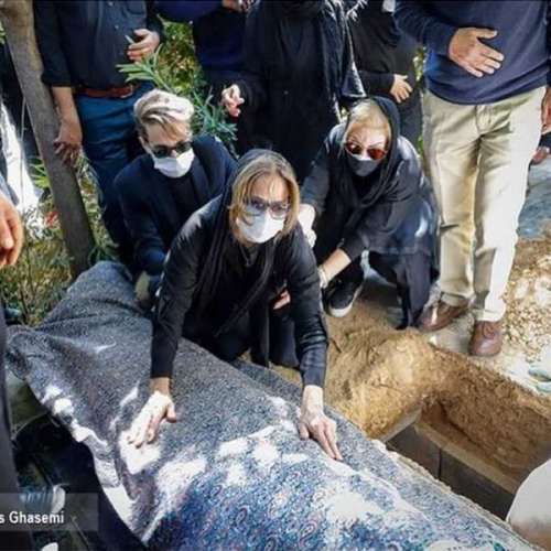 همسر مرحوم عزت الله مهرآوران در مراسم تشییع جنازه