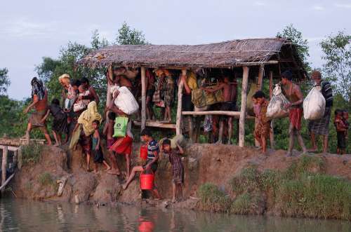 عبور پرخطر روهینگیا از رودخانه