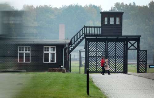 فرار منشی ۹۶ ساله اردوگاه کار اجباری نازی ها از خانه سالمندان در روز دادگاهش