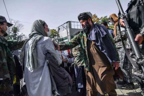 تصویری از درگیر شدن طالبان با یک خبرنگار