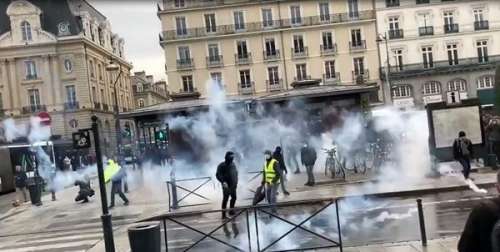 حمله مأموران فرانسوی به معترضان با گاز اشک‌آور و ماشین آبپاش