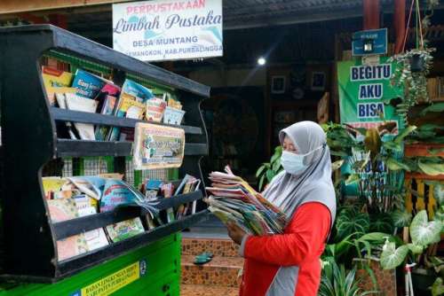 زباله بده کتاب بگیر/ ابتکار یک معلم اندونزیایی در تشویق کودکان به محافظت از محیط زیست