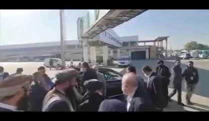 استقبال طالبان از کاظمی قمی در فرودگاه کابل+ فیلم