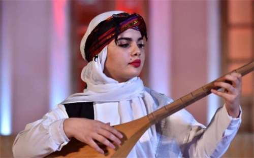 زنان موزیسین در مشهد با محدودیت‌های شدیدی مواجه هستند/ مریم اسماعیل زاده دختر دو تار نواز ۱۷ ساله که در جشنواره موسیقی نواحی گل کرد/ هنرستانی که خیاطی لباس شب و عروس و آشپزی یاد می دهد موسیقی هم تدریس می کند