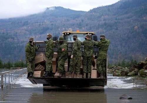 ارتش در حال امدادرسانی به سیلزدگان در کانادا + عکس
