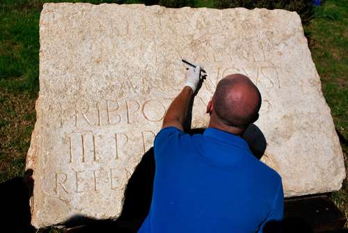 کشف کتیبه نادر ۲۰۰۰ ساله امپراتور هادریان در اورشلیم