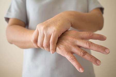 11 حرکت ورزشی برای کمک به درمان لرزش دست