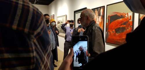 ویدئو: استقبال جالب مردم از آیدبن آغداشلو در موزه هنرهای معاصر تهران