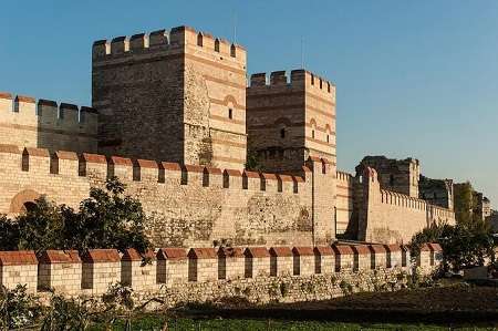 دیوارهای قسطنطنیه از جاذبه های گردشگری استانبول