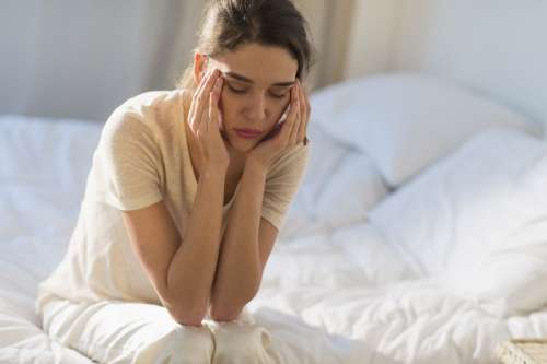 علت سردرد بعد از بیدار شدن از خواب؛ چگونه از شر آن خلاص شویم؟