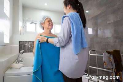 رعایت نکات قابل توجه در حمام کردن سالمندان