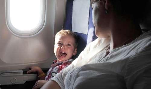 چگونه عصبانیت و شیطنت کودکان را در هواپیما آرام کنیم؟