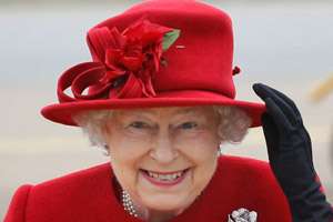 چرا ملکه انگلیس همیشه لباس هایی با رنگ شاد می پوشید؟