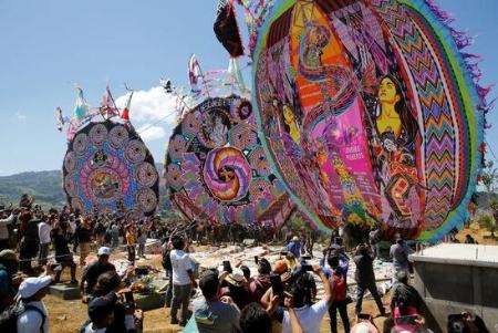 عکس های جالب و دیدنی؛از جشن روز همه مقدسین تا محافظت از پاندای چینی