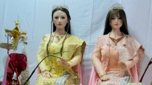مردی به خاطر ازدواج با دو عروسک جنسی در مقدس ترین مکان بودایی ها دستگیر شد