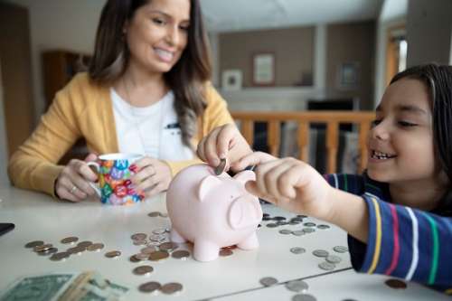 چگونه پس انداز کردن پول را به کودکان آموزش دهیم؟ ۵ راهکار مفید و موثر