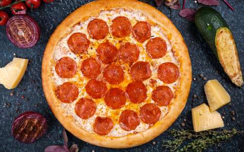 طرز تهیه پیتزا پپرونی مخصوص رستورانی به روش ساده در منزل