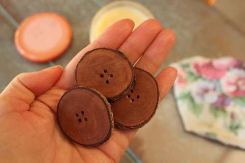 آموزش ساخت دکمه چوبی برای لباس‌های پاییزی