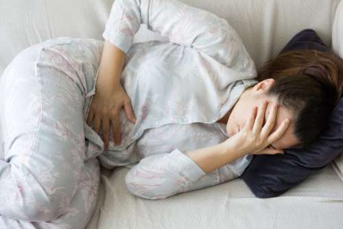 علت معده درد صبحگاهی؛ ۵ اختلالی که عامل بروز درد معده هستند