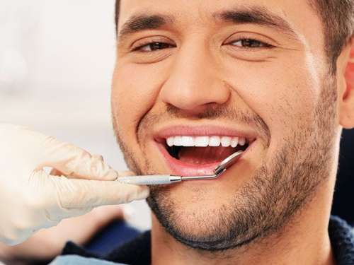 اصلاح طرح لبخند با لمینت یا ایمپلنت دندان؟ کدام بهتر است؟