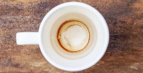 چند روش خانگی برای پاک کردن قهوه و چایی از فنجان