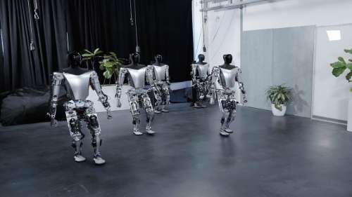 ویدیو جدیدی از ربات انسان نمای تسلا در حال راه رفتن منتشر شد [+فیلم]