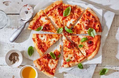عوارض خوردن پیتزا: با از خوردن پیتزا چه بلایی بر سر بدنتان می‌آورید؟