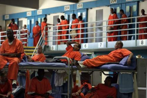 در زندان های آمریکا چه رفتاری با زندانیان بر اساس جرم هایشان می شود؟