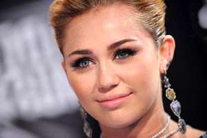 خواندنی از مایلی سایرس – Miley Cyrus و دوست جدیدش