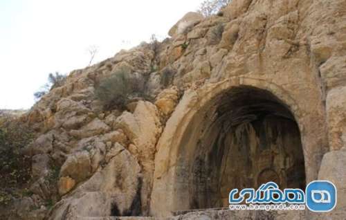 ایوان سنگی استهبان یکی از جاهای دیدنی استان فارس است