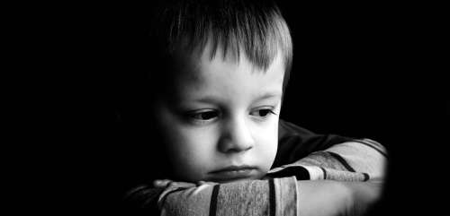 افسردگی در کودکان؛ دلایل، علائم و درمان افسرده شدن کودک