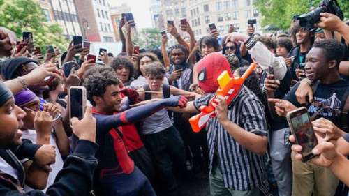 گردهمایی جنجال‌آفرین طرفداران کای سنات در نیویورک ؛ طرفداران یوتیوبر آمریکایی شهر را به آشوب کشیدند! [+فیلم]