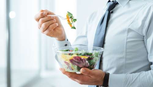 تغذیه سالم در محل کار؛ برنامه غذایی و توصیه های کلیدی برای تغذیه