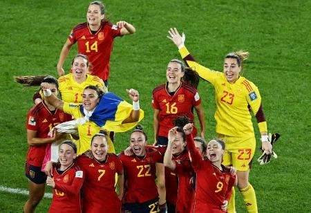 عکسهای جذاب و دیدنی؛ ازقهرمانی تیم فوتبال زنان اسپانیا تا نمایش هوایی در لندن