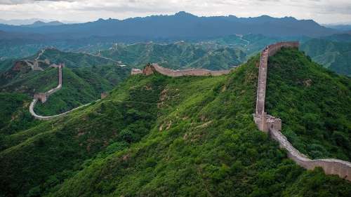 تخریب دیوار چین توسط دو کارگر برای ایجاد یک راه میانبر