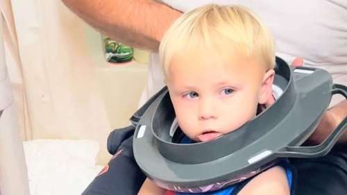 تلاش پدری برای بیرون کشیدن حلقه توالت فرنگی از سر کودک ۲ ساله‌ی بازیگوش + ویدیو