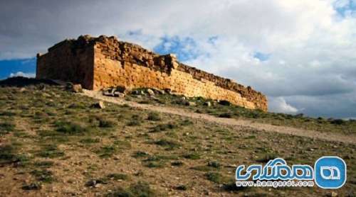 تل تخت یکی از جاذبه های گردشگری استان فارس به شمار می رود