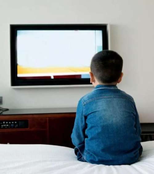 12 اثر خوب و بد تلویزیون برای کودکان چیست ؟