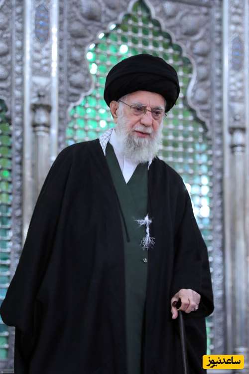 (عکس)  لباس یشمی رنگ رهبر معظم انقلاب در مرقد امام (ره) و گلزار شهدا، تداعی کننده یک لباس مقدس