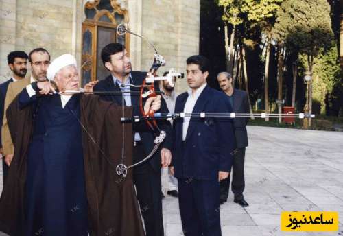 عکسی دیده نشده و جذاب از تیراندازی آیت الله هاشمی رفسنجانی با تیر و کمان در کنار قهرمان این رشته