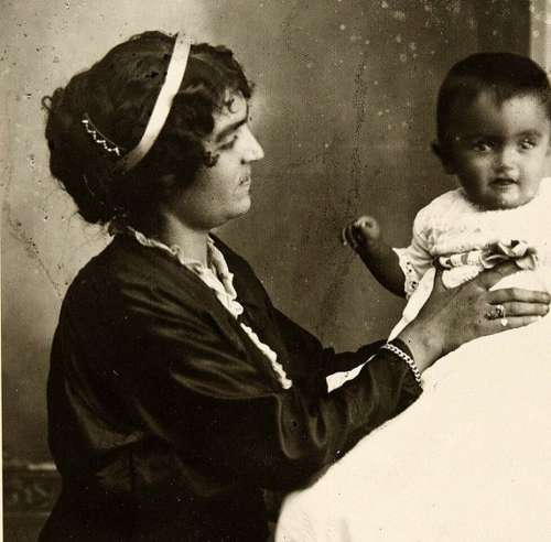 (تصاویر) هدیۀ متفاوت یک مادر ایرانی به فرزندش؛ 88 سال قبل