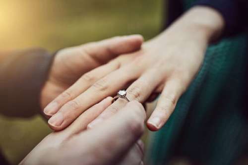آیا در دوران عقد باید از شوهر اجازه گرفت؟