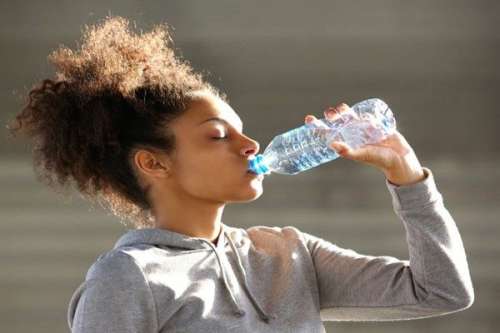 تاثیر آب نوشیدن بر لاغری و کاهش وزن چگونه است؟