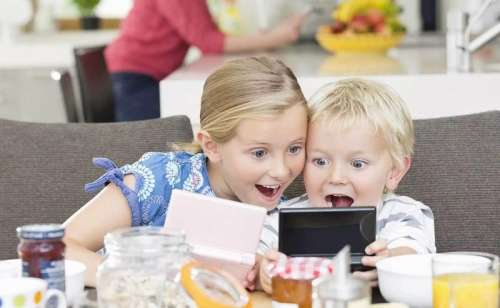 از چه سنی به کودک‌مان اجازه استفاده از موبایل را بدهیم؟